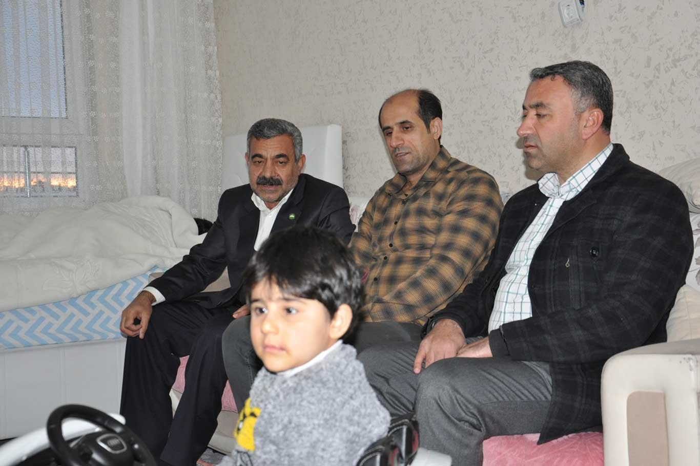 HÜDA PAR Batman heyeti, çocukları ölümcül hastalığa yakalanan Abay ailesini ziyaret etti